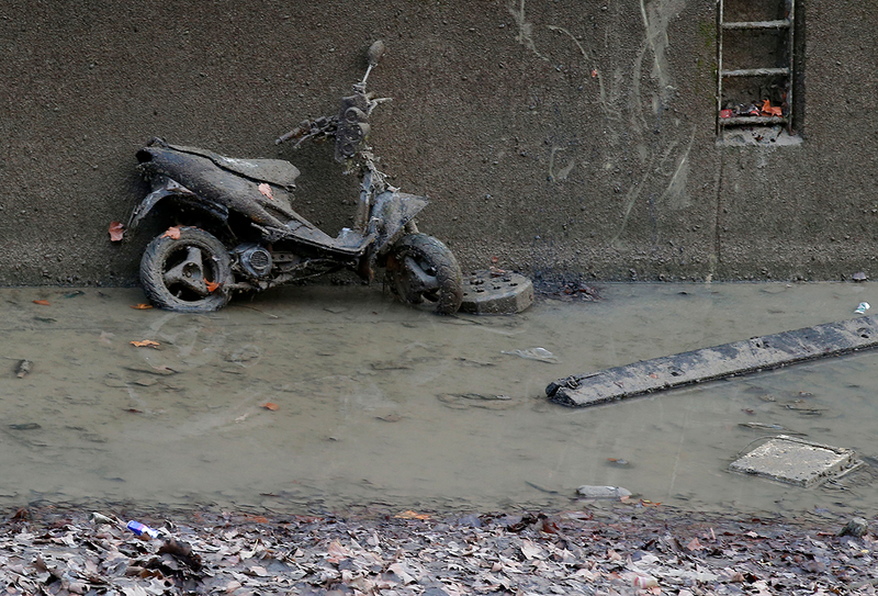 Illustration for article titled Bicicletas, pistolas y monedas de oro: todo lo que aparece al drenar un canal en París